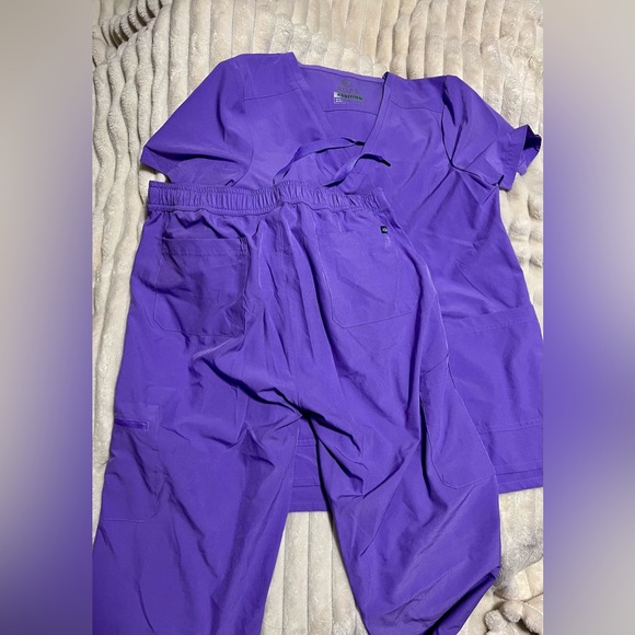 NWOT Bright Lavender Purple ADAR Scrub Set - Picture 2 of 12